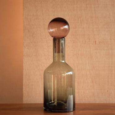 Botella de vidrio con bola gris y rosa